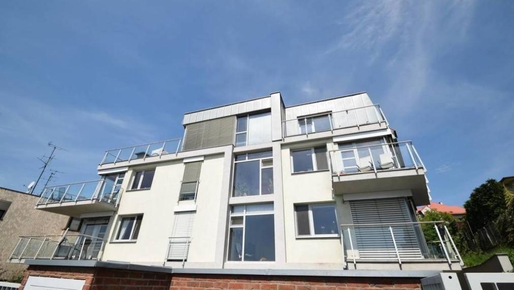 Priestranný 4-izbový byt na Hradnom kopci, Fialkové údolie, BA1