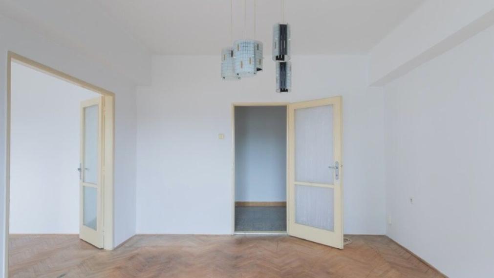 Na predaj priestranný 3-izbový byt v tehlovej budove – Karadžičova, Staré Mesto TOP