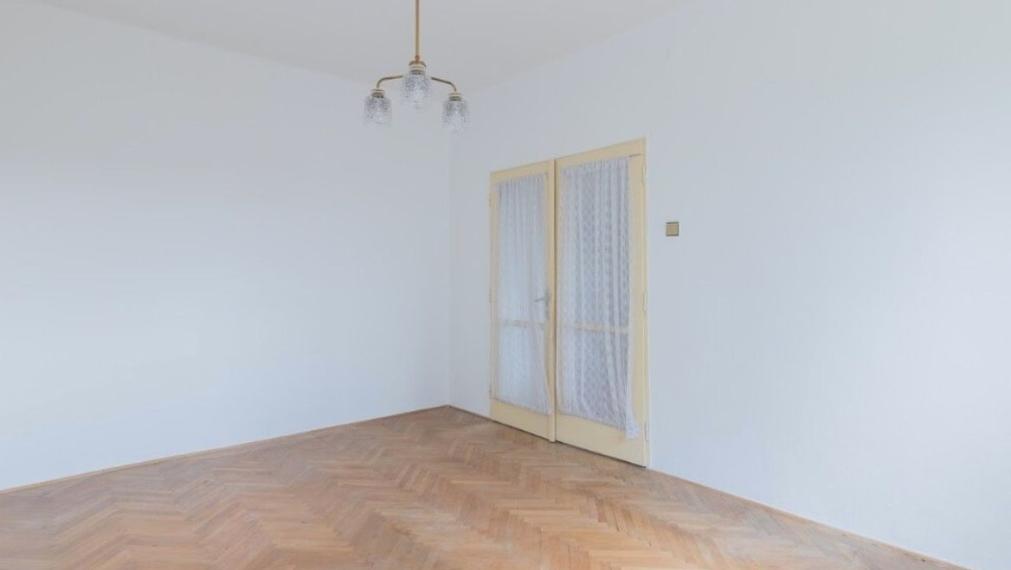 Na predaj priestranný 3-izbový byt v tehlovej budove – Karadžičova, Staré Mesto TOP