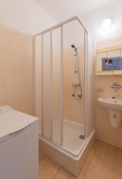 Na predaj priestranný 3-izbový byt v tehlovej budove – Karadžičova, Staré Mesto TOP