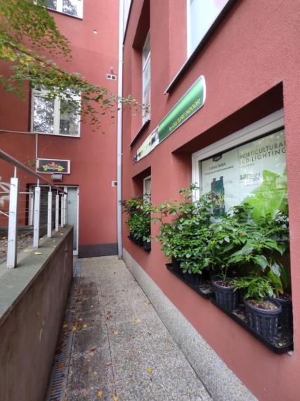 Obchodný priestor s výkladmi na PREDAJ, Záhradnícka – RUŽINOV, BA2