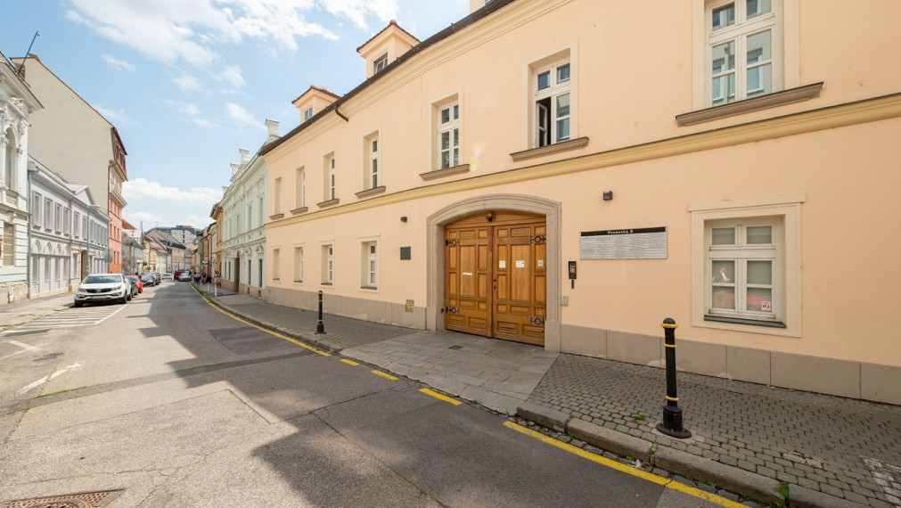 Kancelária 55,80m2 na prízemí historickej budovy, v centre na Panenskej ulici, Staré Mesto