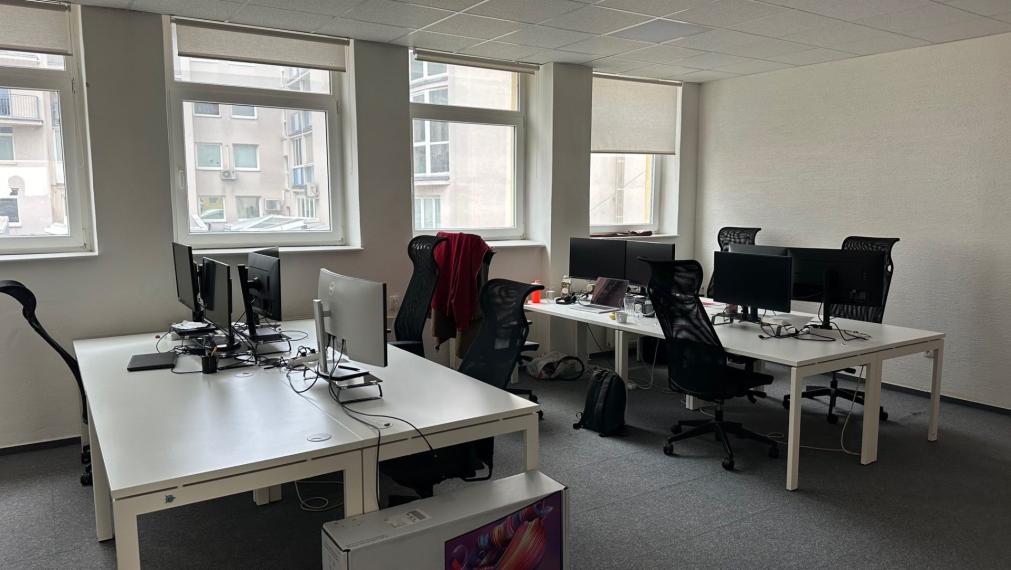 Svetlý celok kancelárií neďaleko Klientskeho centra na Trnavskej ceste, 260m2