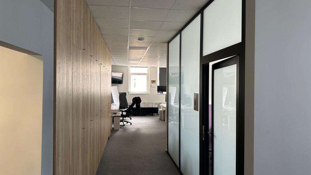 Svetlý celok kancelárií neďaleko Klientskeho centra na Trnavskej ceste, 260m2