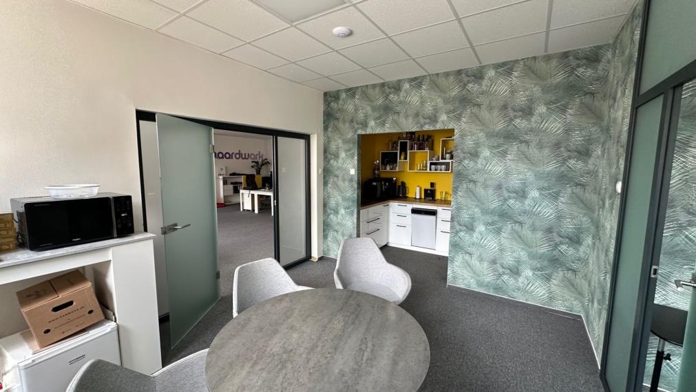 Svetlý celok kancelárií neďaleko Klientskeho centra na Trnavskej ceste, 260m2