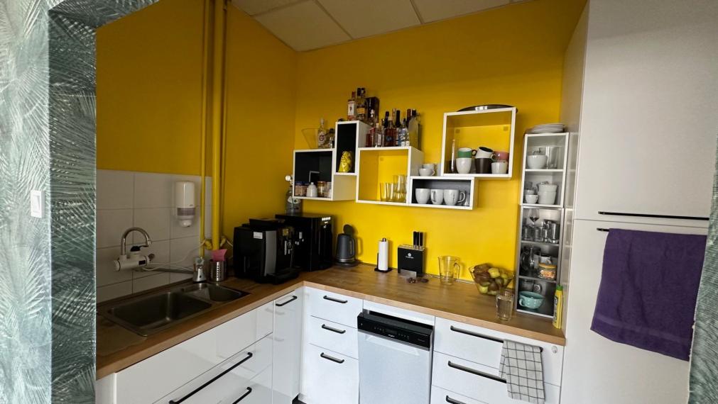 Svetlý celok kancelárií neďaleko Klientskeho centra na Trnavskej ceste, 260m2