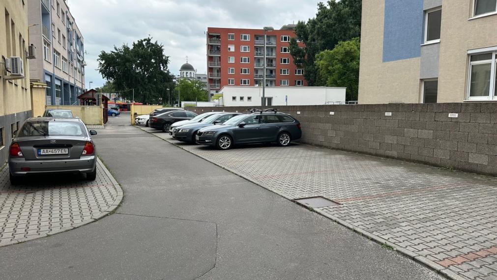 Svetlý celok kancelárií neďaleko Klientskeho centra na Trnavskej ceste, 260m2