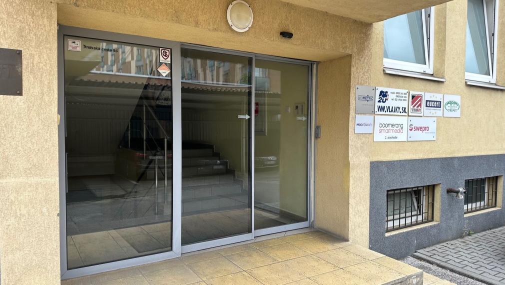 Svetlý celok kancelárií neďaleko Klientskeho centra na Trnavskej ceste, 260m2