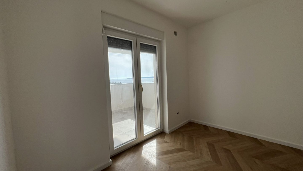 Štýlový 3-izbový byt v novostavbe pri mori – Mandre, Pag