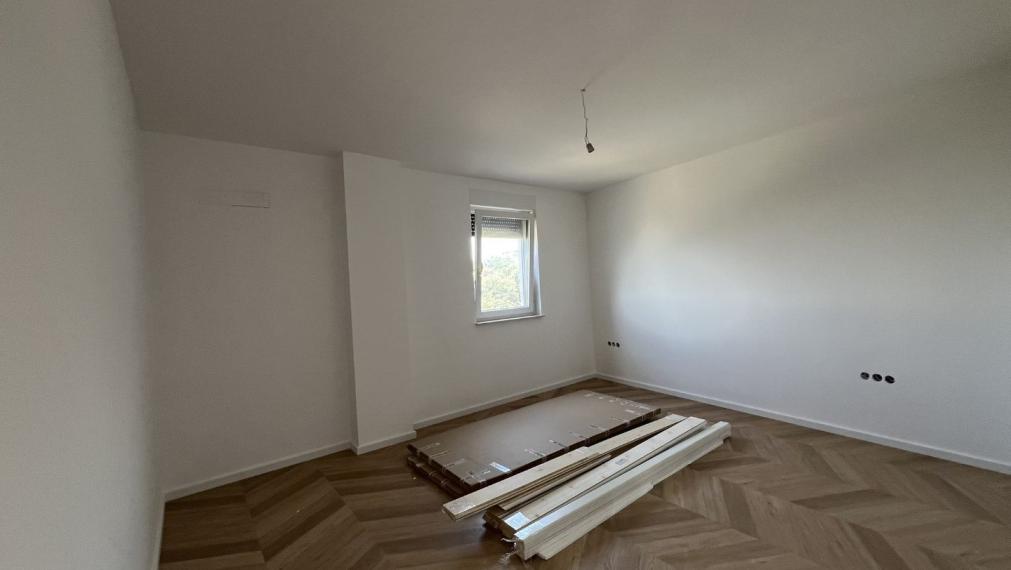 Štýlový 3-izbový byt v novostavbe pri mori – Mandre, Pag