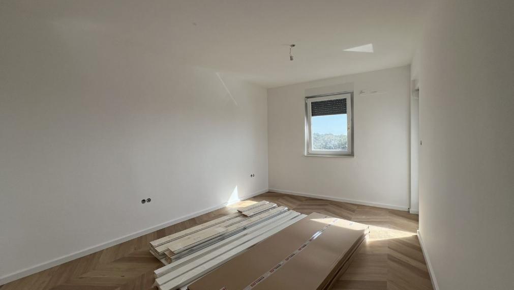 Štýlový 3-izbový byt v novostavbe pri mori – Mandre, Pag