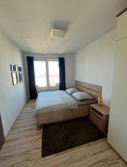 Plne zariadený 2-izbový byt s garážovým státím – Jégého, Ružinov