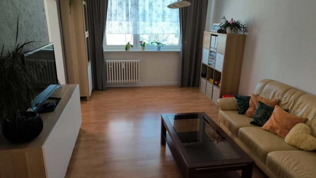 Priestranný 4-izbový byt s loggiou na prenájom – Osuského, Petržalka