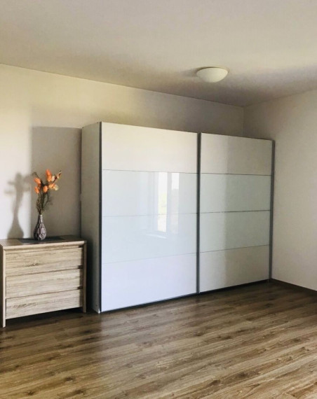 Pokojné bývanie pri lese a jazere – 1-izbový apartmán v Rezidencii Draždiak