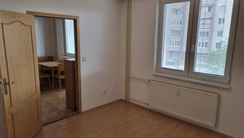 Priestranný 3-izbový byt s loggiou v centre Senca – ideálny na bývanie aj investíciu