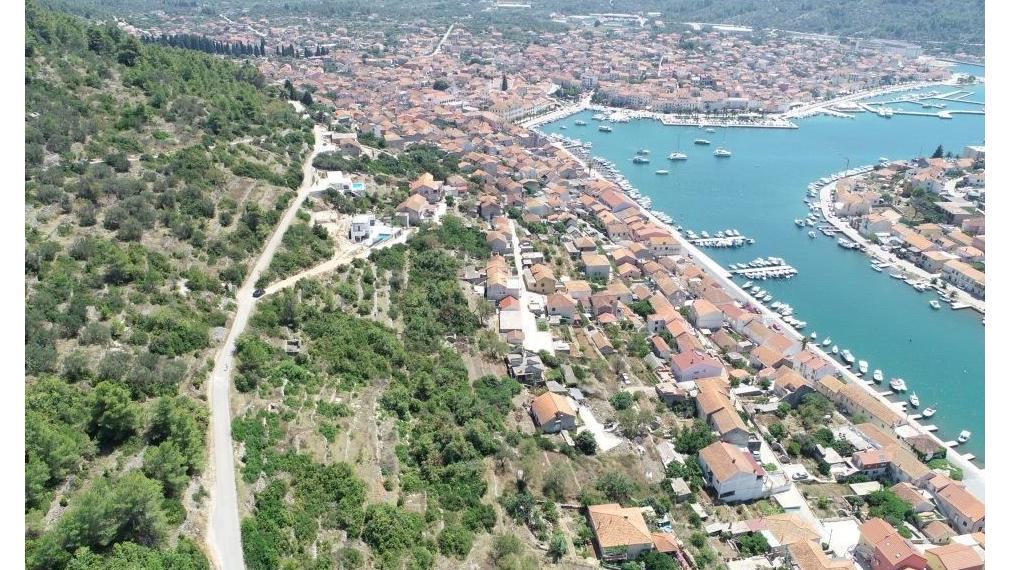 Atraktívny stavebný pozemok s nádherným výhľadom – 1 190 m², Vela Luka, ostrov Korčula