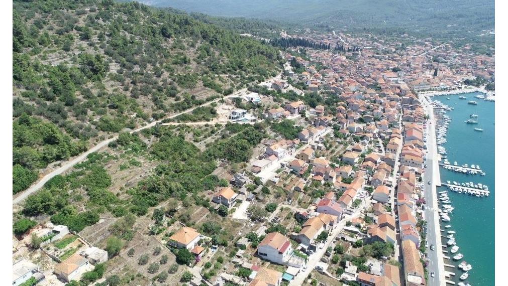 Atraktívny stavebný pozemok s nádherným výhľadom – 1 190 m², Vela Luka, ostrov Korčula