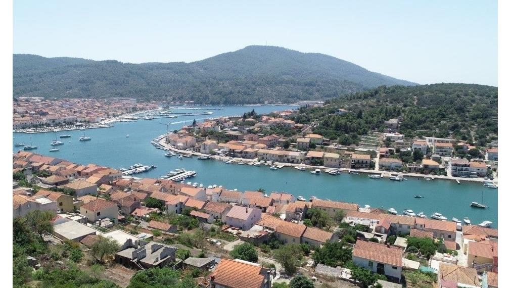 Atraktívny stavebný pozemok s nádherným výhľadom – 1 190 m², Vela Luka, ostrov Korčula