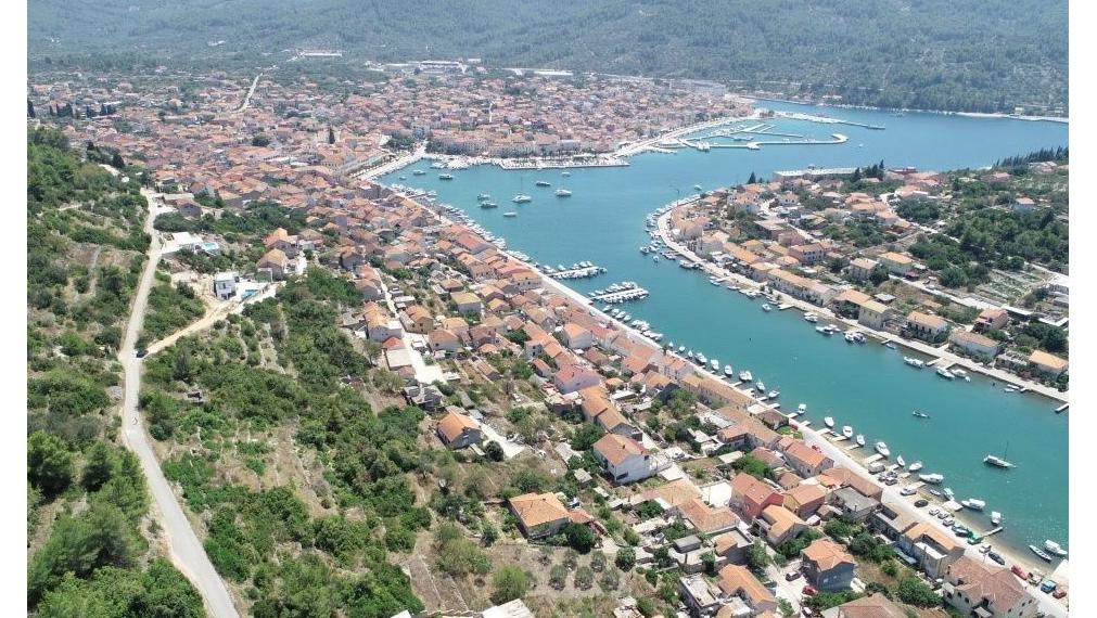 Atraktívny stavebný pozemok s nádherným výhľadom – 1 190 m², Vela Luka, ostrov Korčula