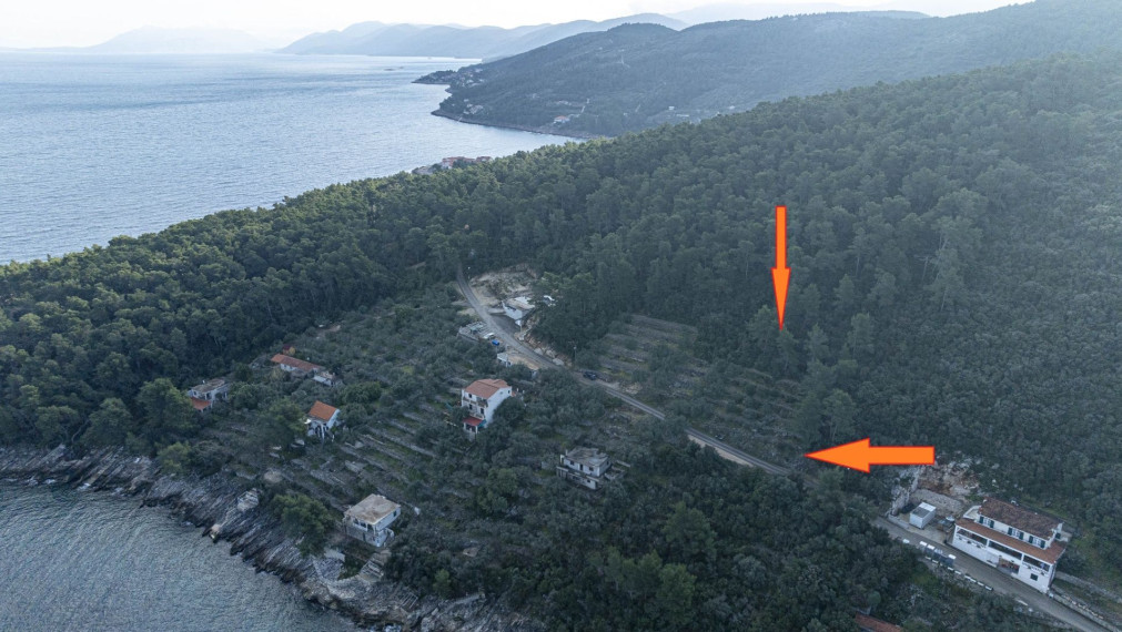 Pozemok s výhľadom na more a súkromným lesom – jedinečná kombinácia pokoja a prírody