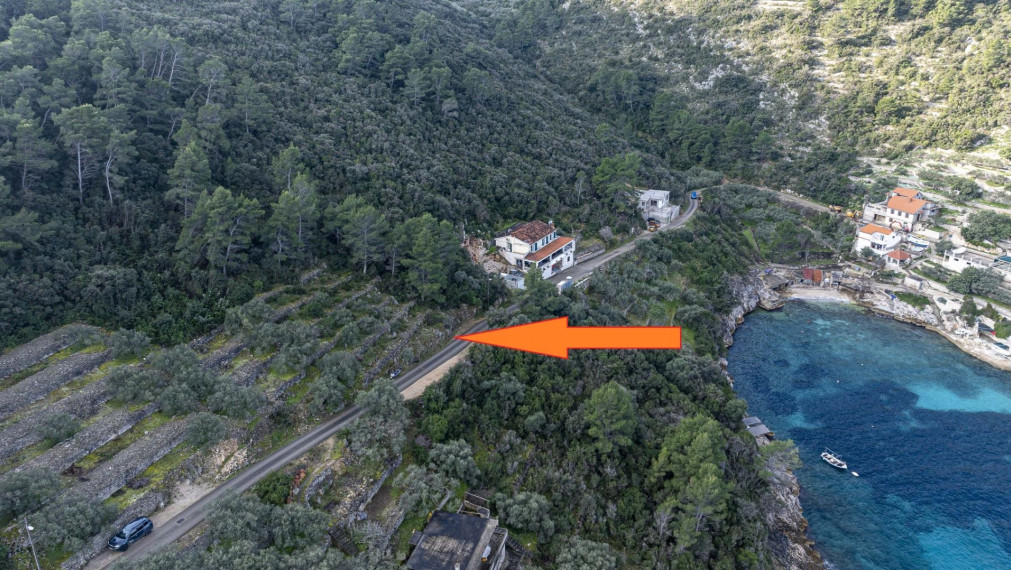 Pozemok s výhľadom na more a súkromným lesom – jedinečná kombinácia pokoja a prírody