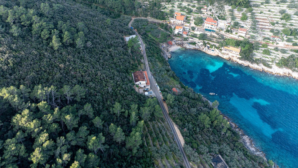 Pozemok s výhľadom na more a súkromným lesom – jedinečná kombinácia pokoja a prírody