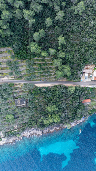 Pozemok s výhľadom na more a súkromným lesom – jedinečná kombinácia pokoja a prírody