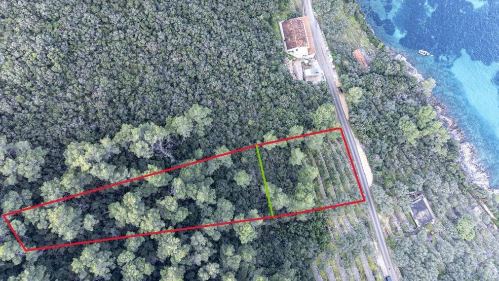 Pozemok s výhľadom na more a súkromným lesom – jedinečná kombinácia pokoja a prírody