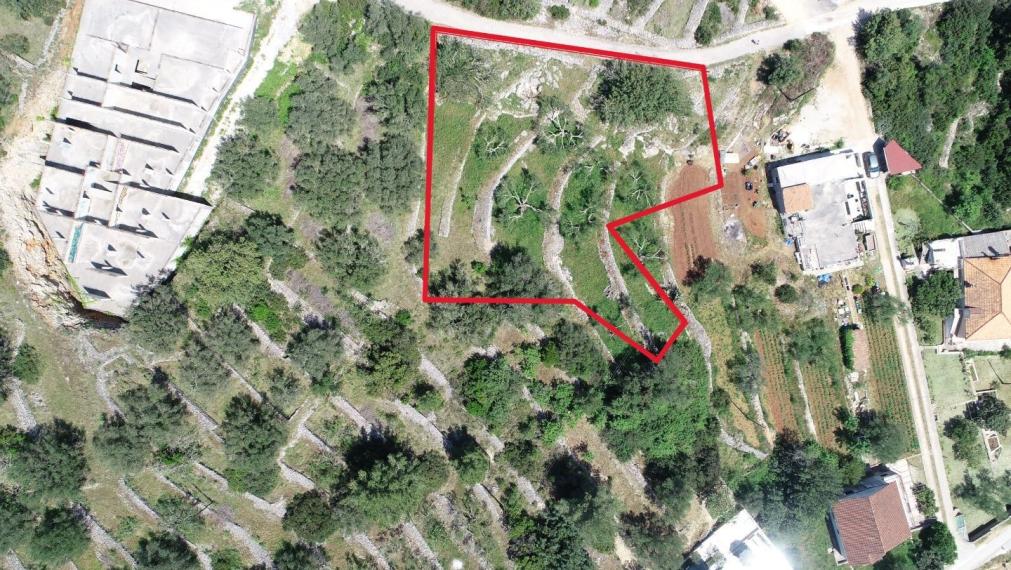 Stavebný pozemok 1355 m² s výhľadom na more – investičná príležitosť vo Vela Luke