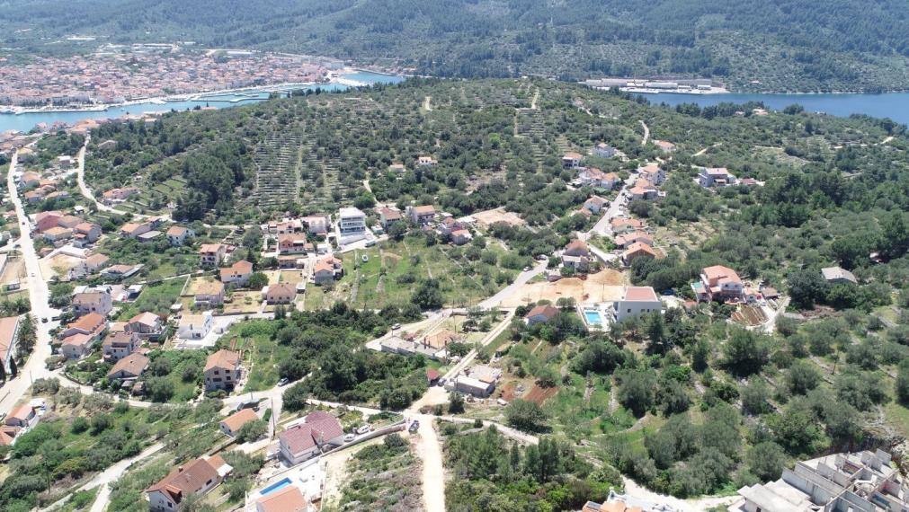 Stavebný pozemok 475 m² vo Vela Luke – Pokojná lokalita blízko centra