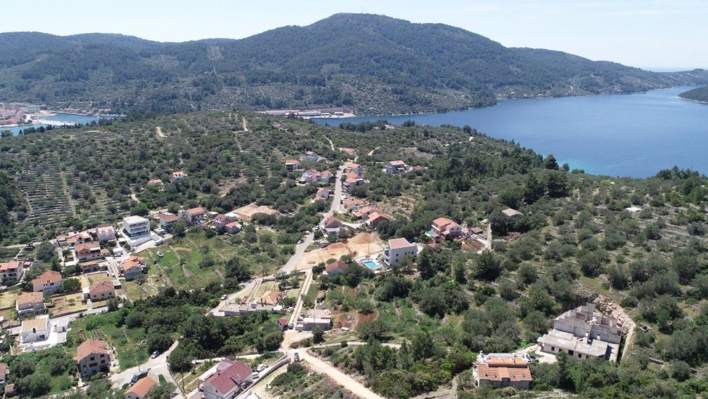 Stavebný pozemok 475 m² vo Vela Luke – Pokojná lokalita blízko centra