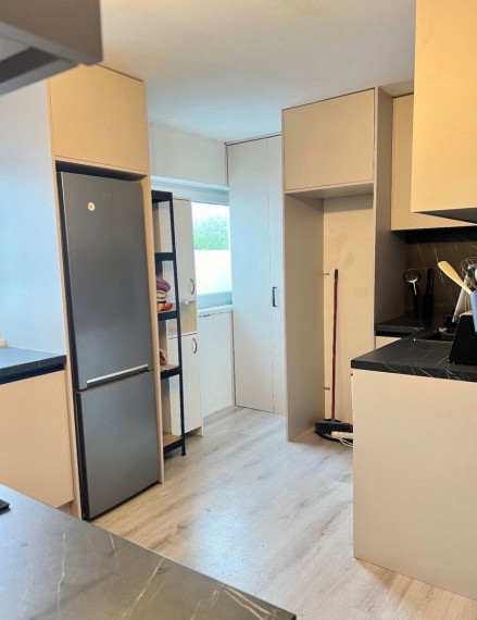 Priestranný 4-izbový byt alebo kancelárske priestory – 120 m² s parkovaním