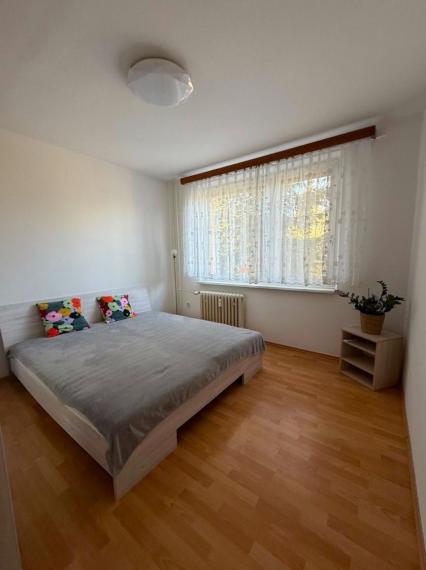 Na predaj priestranný a svetlý 3,5-izbový byt s balkónom v obľúbenej lokalite Ružinova 