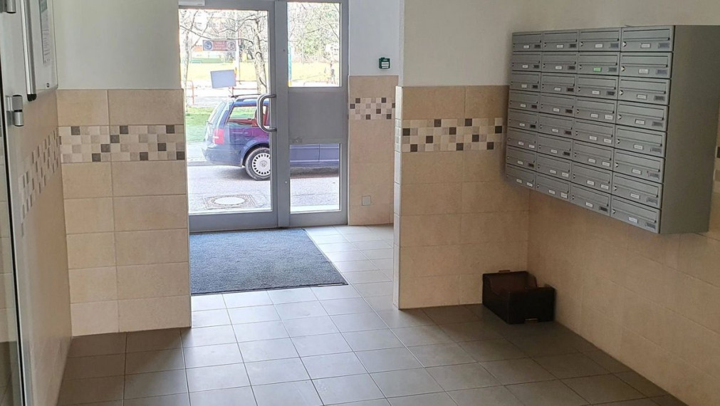 3-izbový byt s nepriechodnými izbami a lodžiou – Furdekova, Petržalka