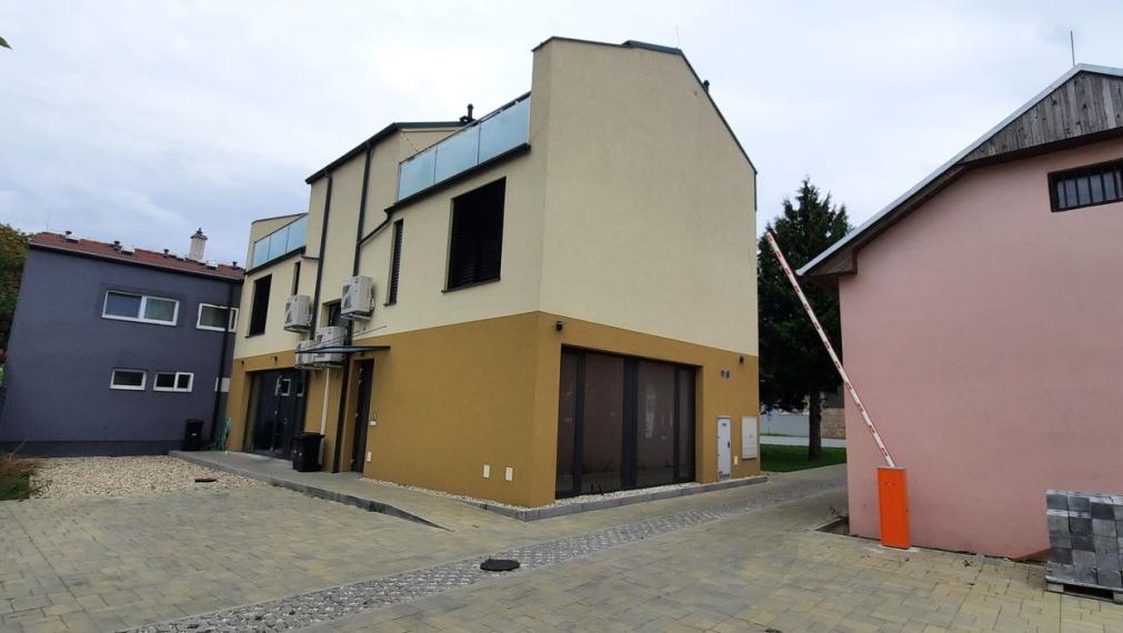 Na prenájom priestranná novostavba v centre Ivanky pri Dunaji