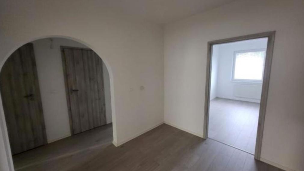 Zrekonštruovaný 3-izbový byt s lodžiou na predaj – Petržalka, Bzovícka ulica