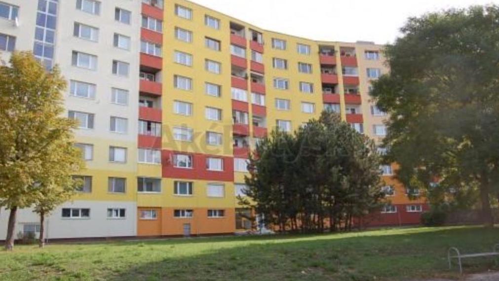 Zrekonštruovaný 3-izbový byt s lodžiou na predaj – Petržalka, Bzovícka ulica