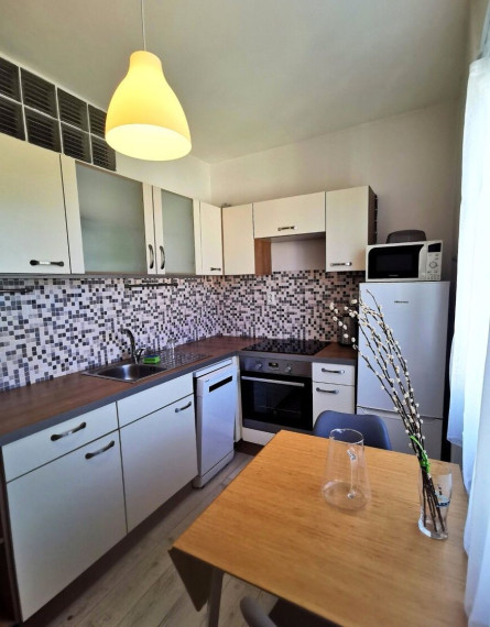 Na prenájom 2-izbový byt s balkónom a klimatizáciou na Záhradníckej