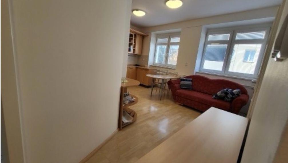 3i byt na prenájom, Grösslingová