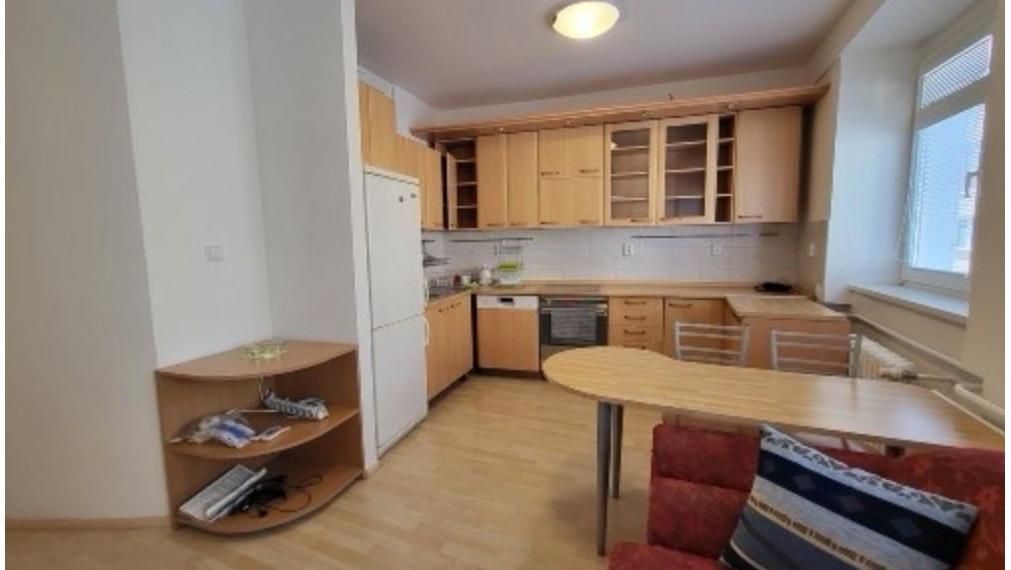 3i byt na prenájom, Grösslingová