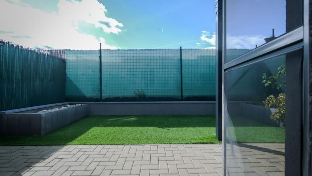 2-izbový byt s predzáhradkou aj parkovaním – pocit domu za cenu bytu