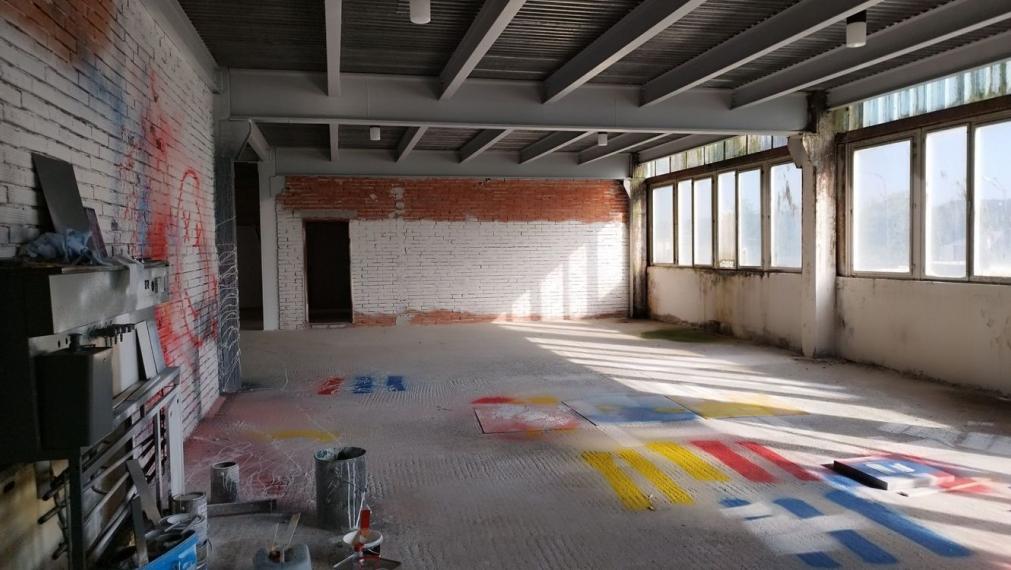 Priemyselná budova v areáli chemického závodu CHEMOLAK