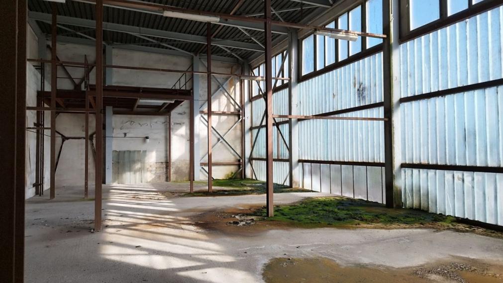 Priemyselná budova v areáli chemického závodu CHEMOLAK