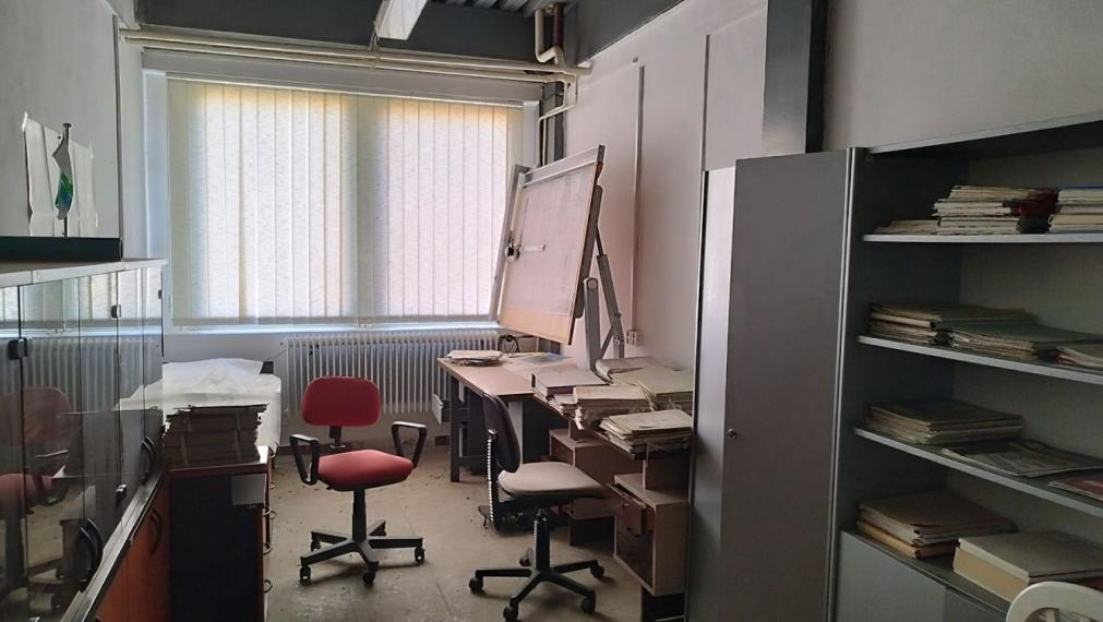 Priemyselná budova v areáli chemického závodu CHEMOLAK