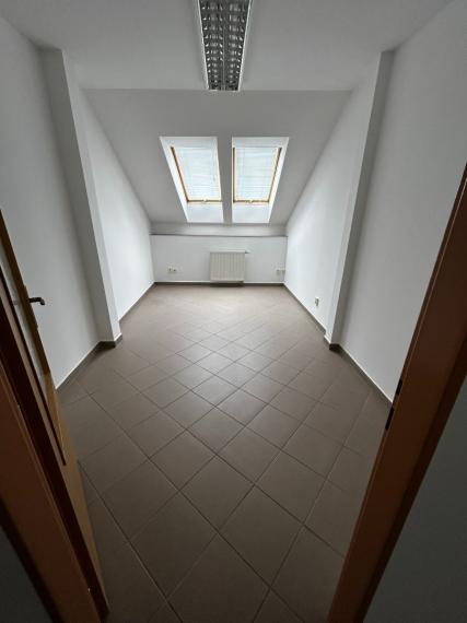 Obchodno-kancelárske priestory na pešej zóne s parkovaním