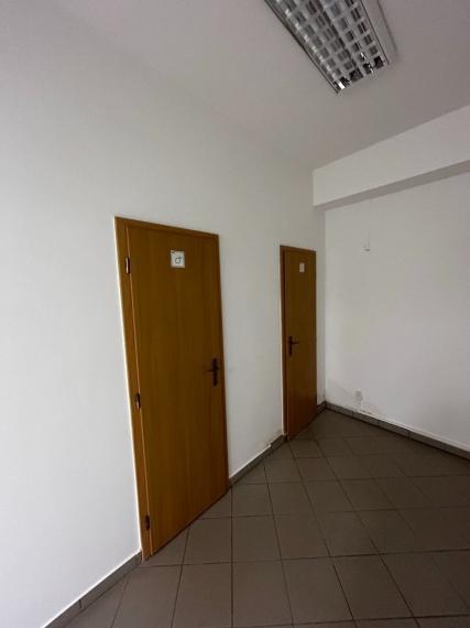 Obchodno-kancelárske priestory na pešej zóne s parkovaním