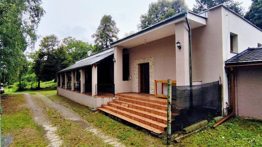 Komerčný objekt – reštaurácia s možnosťou bývania, okolie Nového Mesta nad Váhom TOP