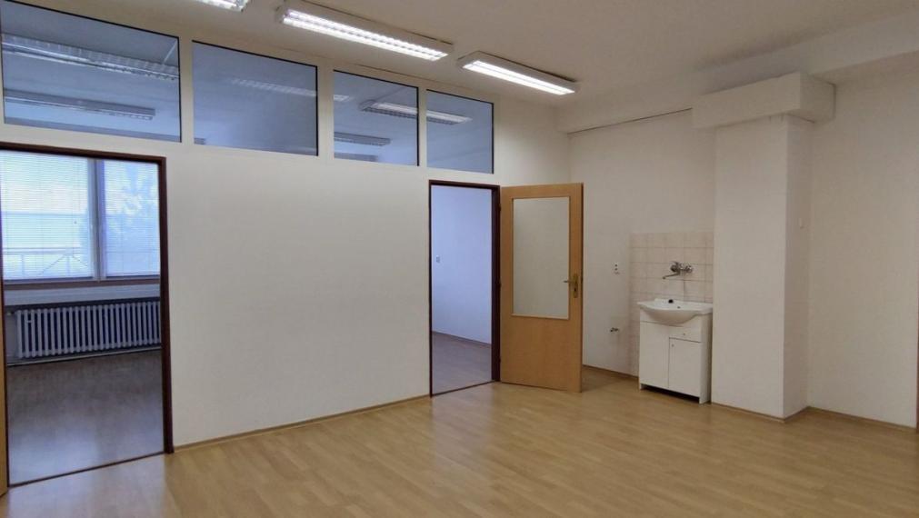 Priemyselná hala, Dubnica nad Váhom