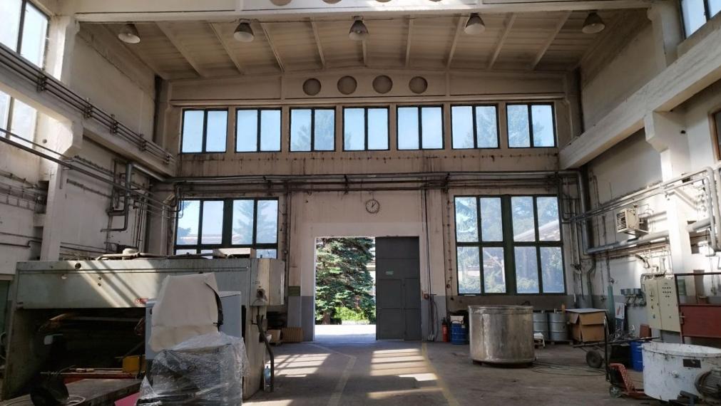 Predaj: Výrobná hala s kompletným zázemím v monitorovanom areáli Chemolak