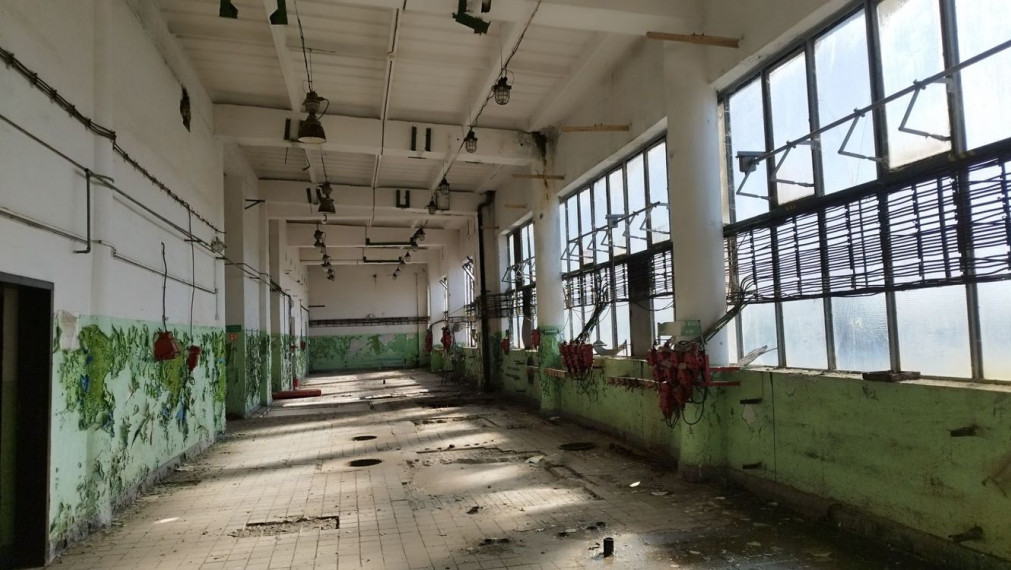 Priemyselný objekt s pozemkom na predaj – Chemolak, Smolenice